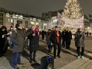 Najem Wali (Writers-in-Prison-Beauftragter des PEN) bei einer Mahnwache für Julian Assange im Jahr 2022. Bild: Tobias Kiwitt.