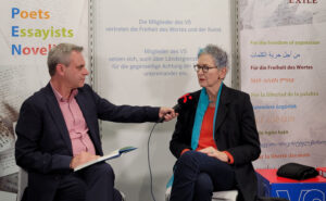 Roswitha Quadflieg im Interview mit Frank Überall vom Digitalverlag KiVVON auf der Frankfurter Buchmesse 2023. Foto Michael Landgraf
